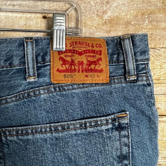 LEVI'S 505 REGULAR STRAIGHT FIT CASUAL CLASSIC EVERYDAY WEAR DENIM SHORTS SZ. 42 - Picture 3 of 5